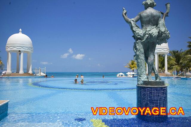 Mexique Cancun Riu Palace Las Americas A pool on the beach.