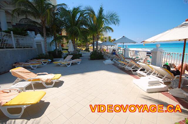 Mexique Cancun Riu Palace Las Americas Top wall, sun loungers and parasols.