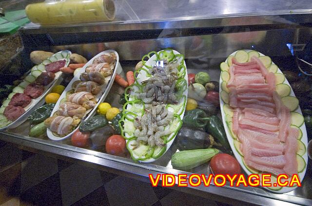 Mexique Cancun Riu Palace Las Americas Una selección de carne, pollo y pescado cocinado en frente de usted.