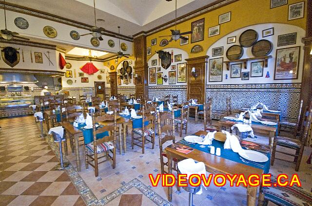 Mexique Cancun Riu Palace Las Americas Un restaurante de tamaño mediano.