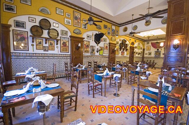 Mexique Cancun Riu Palace Las Americas Muchas mesas para parejas.