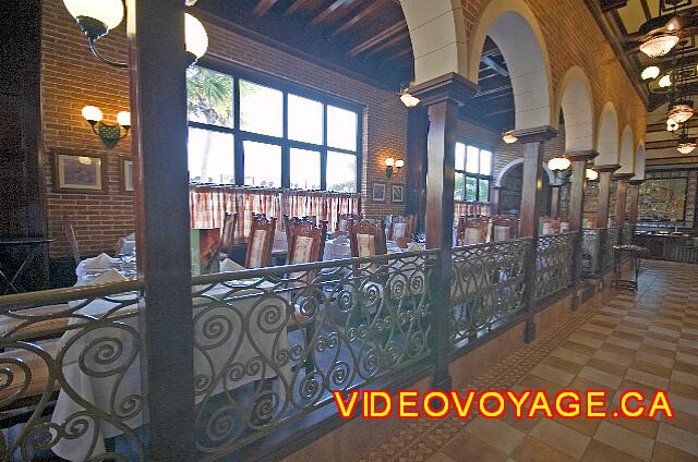 Mexique Cancun Riu Palace Las Americas Un restaurante de tamaño mediano, unas cuantas mesas están disponibles a un menor nivel para las personas con discapacidad.