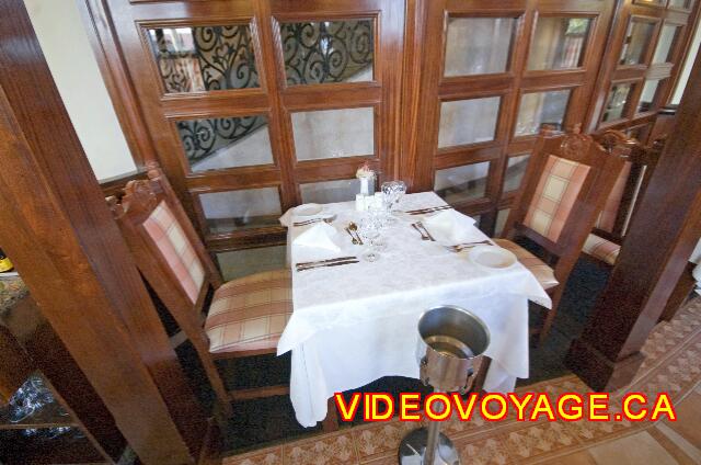 Mexique Cancun Riu Palace Las Americas Unas cuantas mesas en la planta baja.