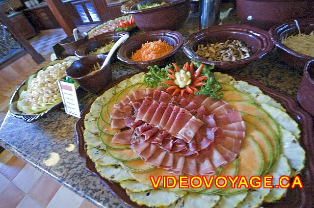 Mexique Cancun Riu Palace Las Americas Un pequeño buffet ofrece entradas y ensaladas.