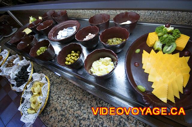 Mexique Cancun Riu Palace Las Americas Vegetables, cheeses and dried fruit.
