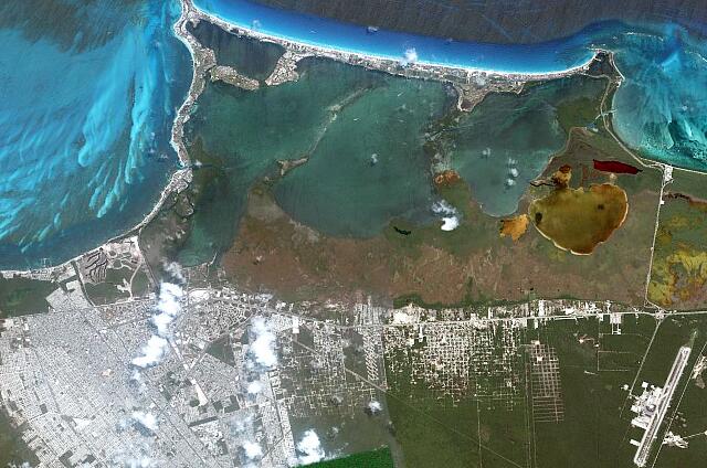 Mexique Cancun Riu Palace Las Americas Bottom right, the airport. Bottom left the city of Cancun. Top left the Riu Palace Las Americas.