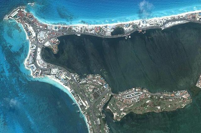 Mexique Cancun Riu Palace Las Americas Riu Palace Las Americas left center in the turbulent zone of Cancun.