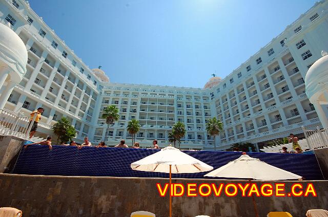 Mexique Cancun Riu Palace Las Americas The rear of the building on the day, the pool before us.