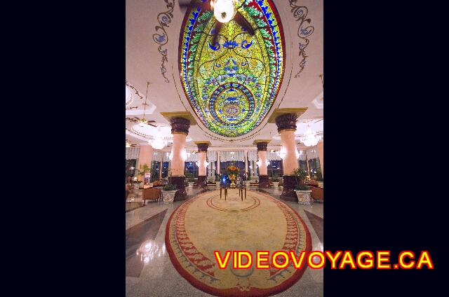 Mexique Cancun Riu Palace Las Americas The entrance to the lobby in the evening.