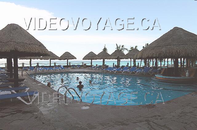 Mexique Cancun Tucancun La piscine de l'animation avec un filet de volleyball
