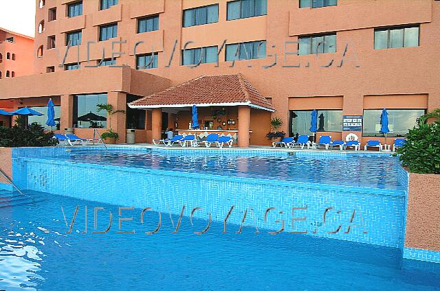 Mexique Cancun Tucancun Una piscina con 2 niveles. Básicamente, el bar de la piscina.