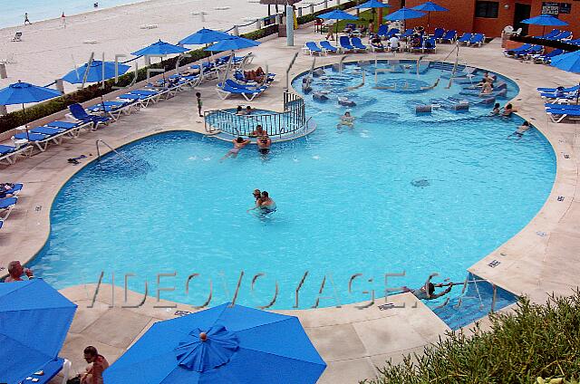 Mexique Cancun Tucancun Un petite piscine. De nombreuses chaises longues et parasols.