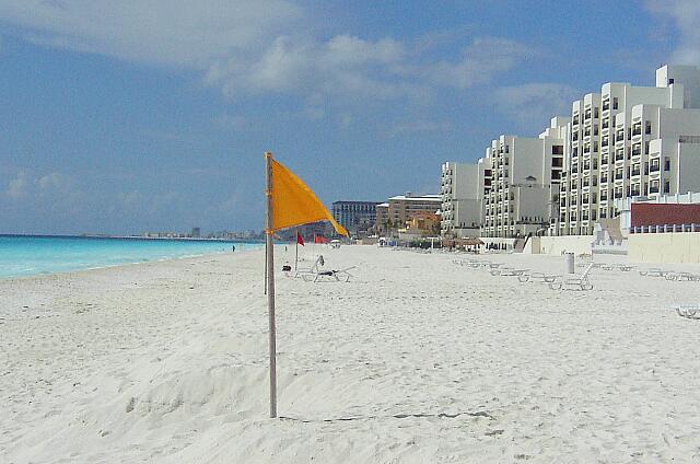 Mexique Cancun Tucancun Some chairs and little parasols.