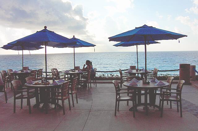 Mexique Cancun Tucancun A beautiful terrace for breakfast and lunch.