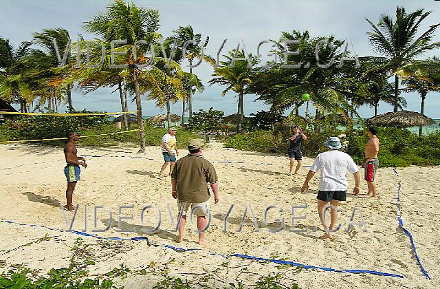 Cuba Cayo Guillermo Iberostar Daiquiri Un terrain de volleyball près de la plage.