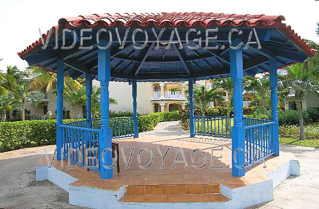 Cuba Cayo Guillermo Iberostar Daiquiri Un gazebo entre les batiments qui habritent les chambres.