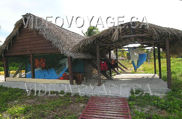 Cuba Cayo Guillermo Iberostar Daiquiri Le centre nautique avec des planches à voile.