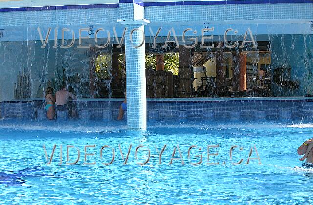 Cuba Cayo Guillermo Iberostar Daiquiri Los clientes están protegidos contra el sol mientras estaba sentado en el bar.