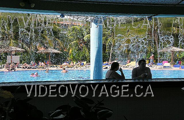 Cuba Cayo Guillermo Iberostar Daiquiri La barra de bar en la piscina.