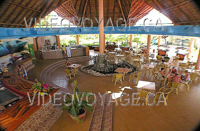 Cuba Cayo Guillermo Iberostar Daiquiri El bar de la piscina tiene una gran sala interior. En el mostrador de bar y otra de fondo contra rosquilla izquierda.