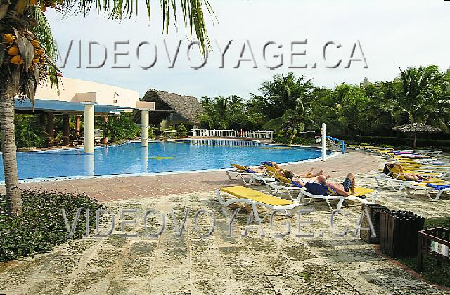 Cuba Cayo Guillermo Iberostar Daiquiri The terrace around the animation pool is larger. Many deck chair and little umbrellas.