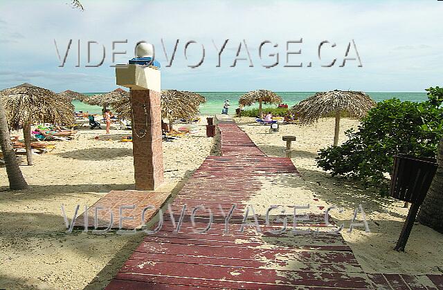 Cuba Cayo Guillermo Iberostar Daiquiri El paseo marítimo de la playa con escalones de acceso è.