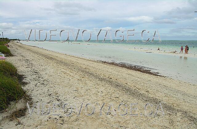 Cuba Cayo Guillermo Iberostar Daiquiri When the tide is low, sandy strip appears between the beach and the sea.