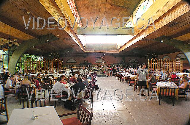 Cuba Cayo Guillermo Iberostar Daiquiri Una visión general de Guillermo restaurante buffet. El restaurante buffet está en el fondo.