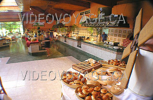 Cuba Cayo Guillermo Iberostar Daiquiri La barra de pan con la decoración de un molino de viento.