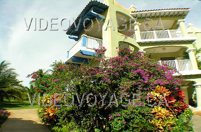 Cuba Cayo Guillermo Iberostar Daiquiri One of the buildings that habritent rooms. Abundant vegetation.