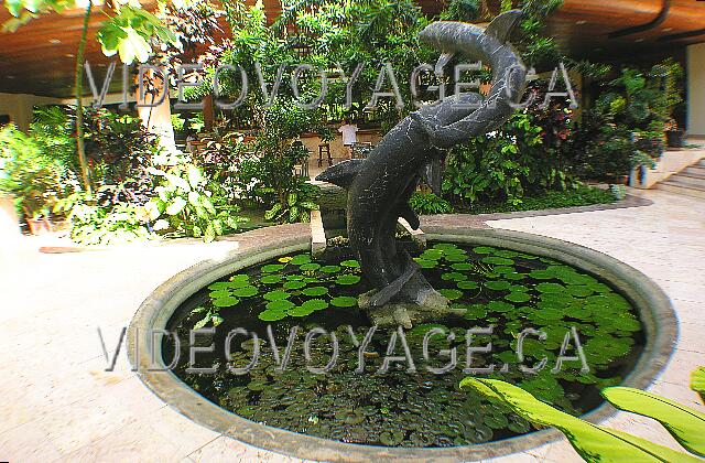 Cuba Cayo Guillermo Iberostar Daiquiri The statue of dolphins in a different way. Left the Lobby Bar, the right cigar store.