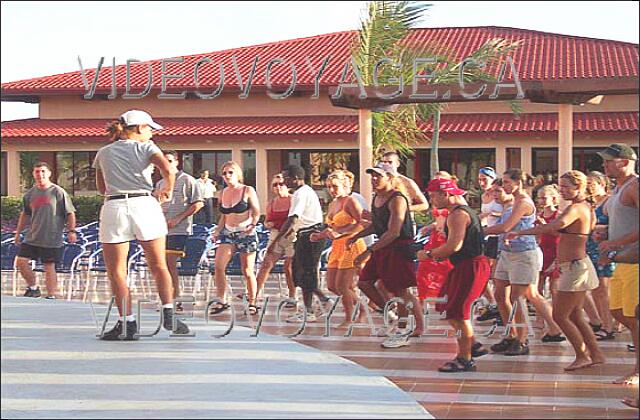 Cuba Cayo-Coco Iberostar Cayo-Coco/Mojito Un cours de danse sur la scène de spectacle de la section Laguna.  Des cours de salsa, Merengue et cha-cha sont disponibles.  La salsa de  Cuba est différentes de la salsa international et de New-York. Par contre, à Varadero, Cayo-coco et La Havane vous avez un même style de salsa. A Santiago de Cuba la salsa et la rueda sont différentes.