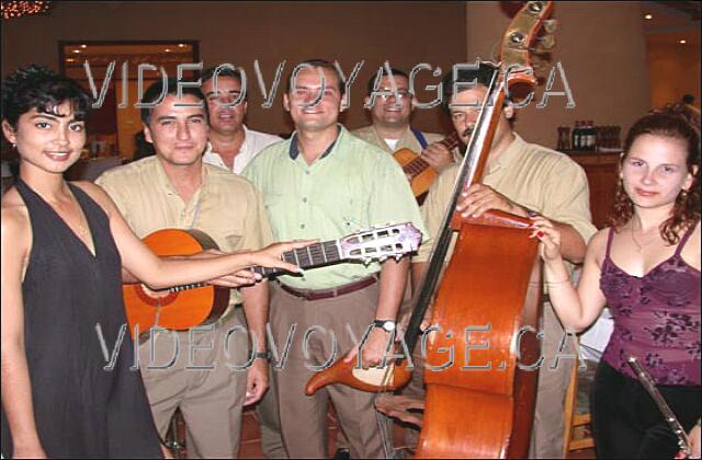 Cuba Cayo-Coco Iberostar Cayo-Coco/Mojito Les différents chanteurs et musiciens qui jouent dans les restaurants de l'hôtel. Les Cubains sont d'excellents musiciens.