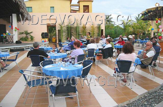 Cuba Cayo-Coco Iberostar Cayo-Coco/Mojito La scène du Laguna. De nombreuses activités spéciales sont organisées.