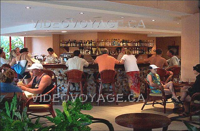 Cuba Cayo-Coco Iberostar Cayo-Coco/Mojito Le Lobby bar de la section Laguna.  Des tables et des sont disposées autour du bar et un peu dans le Lobby. Des collations sont disponibles en après-midi.