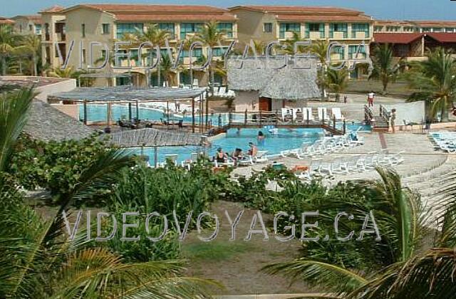 Cuba Cayo-Coco Iberostar Cayo-Coco/Mojito Le fin de la piscine avec les ponts qui traversent la piscine. Des chaises longues sans matériel sont disponibles, mais aucun parasol.