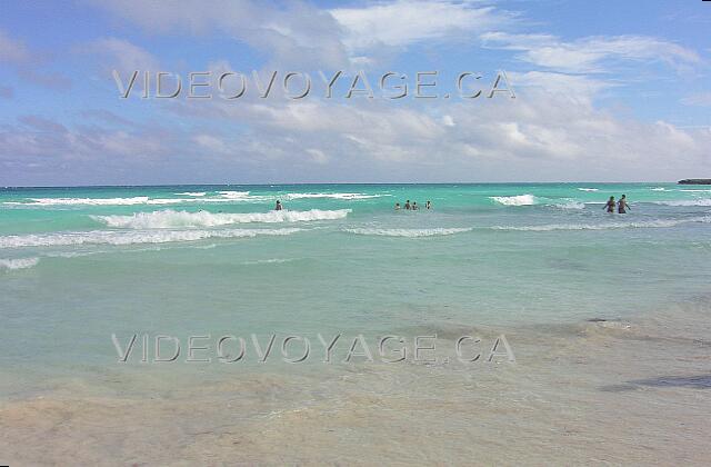 Cuba Cayo-Coco Iberostar Cayo-Coco/Mojito La très belle plage de l'hôtel NH Krystal Lagoon Villas and Resort. La pente pour entrer dans la mer est très faible.