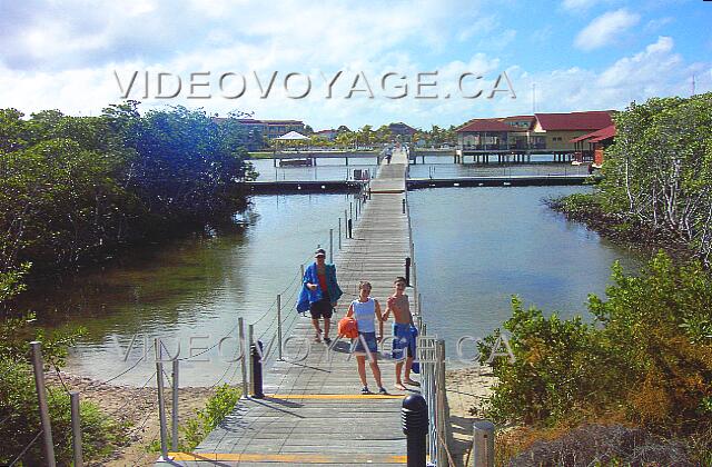 Cuba Cayo-Coco Iberostar Cayo-Coco/Mojito Pour accéder à la plage, il faut traverser un des ponts qui traversent la lagune.