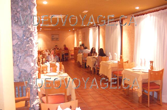 Cuba Cayo-Coco Iberostar Cayo-Coco/Mojito Here tables for couples in a quieter section. The stone wall on the left adds charm to this section.