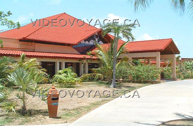 Cuba Cayo-Coco Iberostar Cayo-Coco/Mojito Another rear view of the building of the reception.