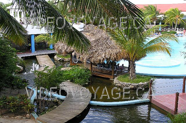 Cuba Cayo-Coco Melia Cayo-Coco A la fin de la piscine, le chemin qui accède au gymnase.