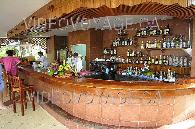 Cuba Cayo-Coco Melia Cayo-Coco Le bar de la piscine possède un grand choix de boissons locales et international