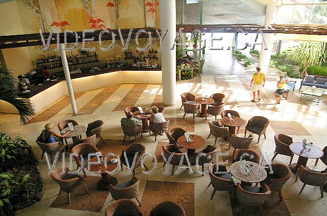 Cuba Cayo-Coco Melia Cayo-Coco Quelques tables entre le bar et le piano