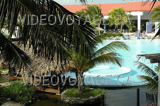 Cuba Cayo-Coco Melia Cayo-Coco Un lado de la terraza de la piscina en el otro lado varias palapas.