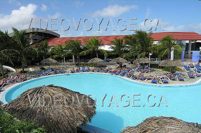 Cuba Cayo-Coco Melia Cayo-Coco Cuando la bandera roja salió en la playa. Muchos clientes alrededor de la piscina.