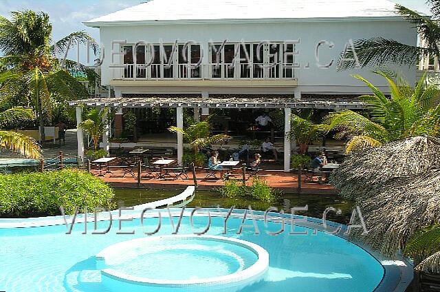 Cuba Cayo-Coco Melia Cayo-Coco El bar de la piscina, con una hermosa terraza.