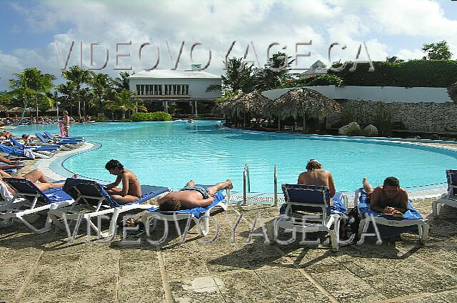 Cuba Cayo-Coco Melia Cayo-Coco La terrasse autour de la piscine ne couvre qu'un coté de la piscine.