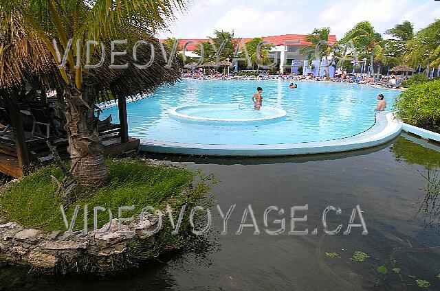 Cuba Cayo-Coco Melia Cayo-Coco El paisaje alrededor de la piscina.