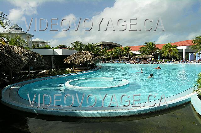 Cuba Cayo-Coco Melia Cayo-Coco A la izquierda, un mirador encima de la piscina.