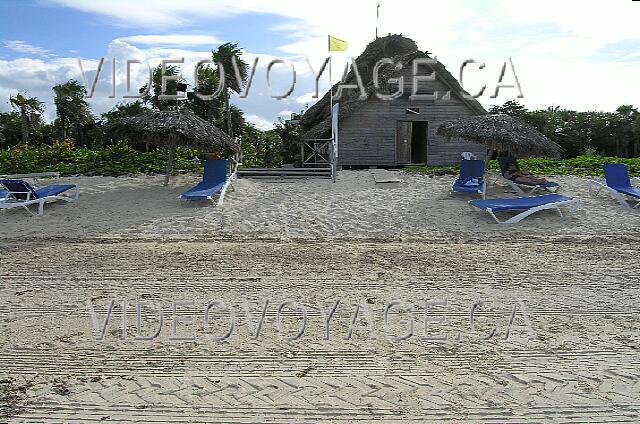 Cuba Cayo-Coco Melia Cayo-Coco El centro de buceo en la playa. La playa con una buena pendiente y poco profunda.